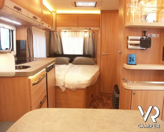 Knaus Sudwind 450 FU Silver Selection. elegantissima e luminosa caravan Knaus nuova a Torino con letto alla francese, dinette a ferro di cavallo.