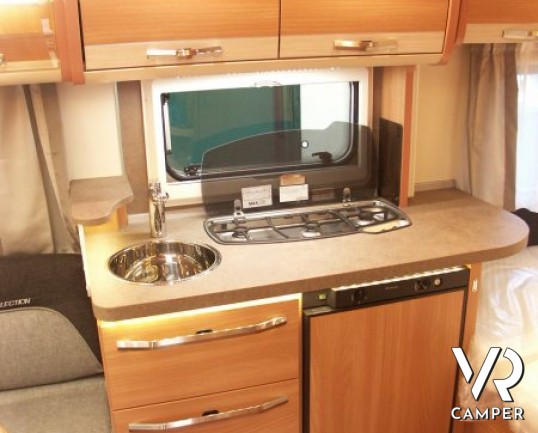 Knaus Sudwind 450 FU Silver Selection. elegantissima e luminosa caravan Knaus nuova a Torino con letto alla francese, dinette a ferro di cavallo.