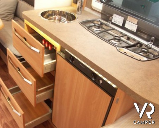 Knaus Sudwind 450 FU Silver Selection. elegantissima e luminosa caravan Knaus nuova a Torino con letto alla francese, dinette a ferro di cavallo.