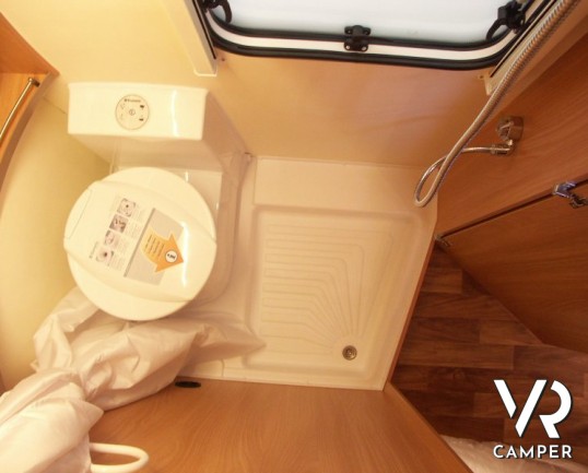 Knaus Sudwind 450 FU Silver Selection. elegantissima e luminosa caravan Knaus nuova a Torino con letto alla francese, dinette a ferro di cavallo.