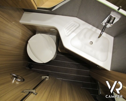 Knaus Sun-I 700 LG: maxi motorhome in patente C con letto matrimoniale posteriore, ampio bagno con doccia separata full optional.