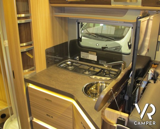 Knaus Sun-I 700 LG: maxi motorhome in patente C con letto matrimoniale posteriore, ampio bagno con doccia separata full optional.