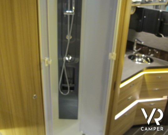 Knaus Sun-I 700 LG: maxi motorhome in patente C con letto matrimoniale posteriore, ampio bagno con doccia separata full optional.