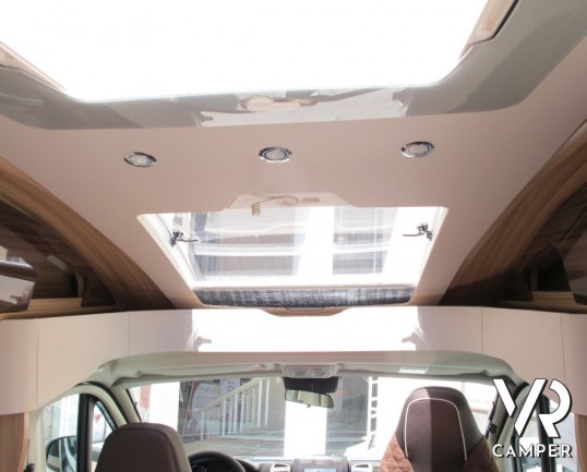 Knaus Sun TI 650 MF Platinum Selection: camper nuovo semintegrale con letto alla francese posteriore e ampio bagno, ideale per la coppia