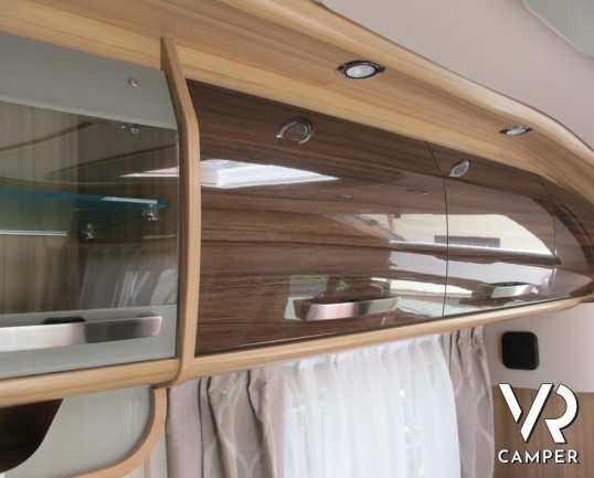 Knaus Sun TI 650 MF Platinum Selection: camper nuovo semintegrale con letto alla francese posteriore e ampio bagno, ideale per la coppia