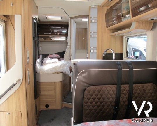 Knaus Sun TI 650 MF Platinum Selection: camper nuovo semintegrale con letto alla francese posteriore e ampio bagno, ideale per la coppia