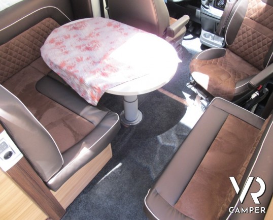 Knaus Sun TI 650 MF Platinum Selection: camper nuovo semintegrale con letto alla francese posteriore e ampio bagno, ideale per la coppia