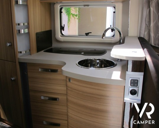Knaus Sun TI 650 MF Platinum Selection: camper nuovo semintegrale con letto alla francese posteriore e ampio bagno, ideale per la coppia