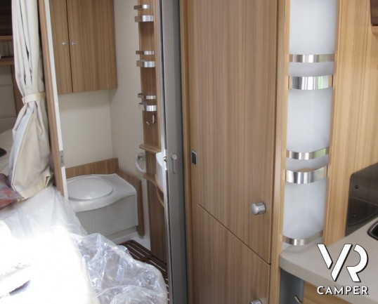 Knaus Sun TI 650 MF Platinum Selection: camper nuovo semintegrale con letto alla francese posteriore e ampio bagno, ideale per la coppia