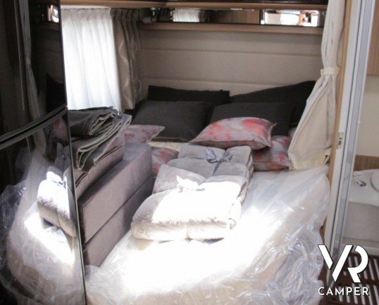 Knaus Sun TI 650 MF Platinum Selection: camper nuovo semintegrale con letto alla francese posteriore e ampio bagno, ideale per la coppia