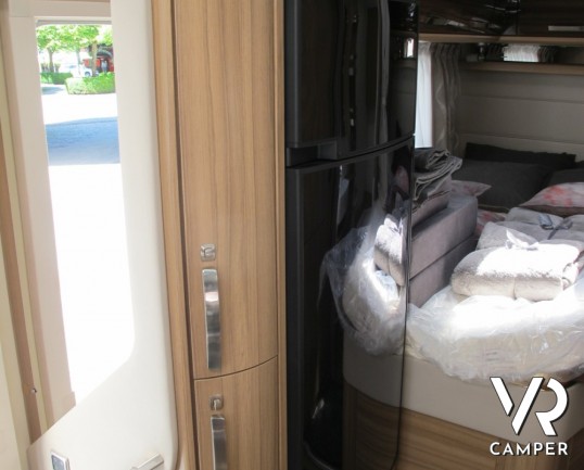 Knaus Sun TI 650 MF Platinum Selection: camper nuovo semintegrale con letto alla francese posteriore e ampio bagno, ideale per la coppia