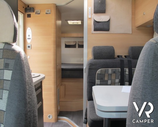 Knaus Van TI 550 MD: camper semintegrale usato di altissima qualità con garage posteriore, ottima dinette interna.