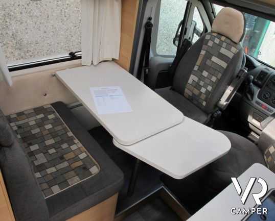 Knaus Van TI 550 MD: camper semintegrale usato di altissima qualità con garage posteriore, ottima dinette interna.