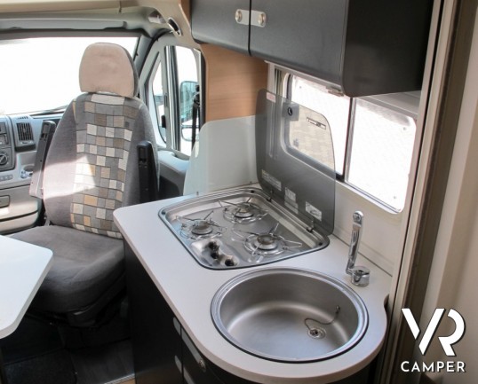 Knaus Van TI 550 MD: camper semintegrale usato di altissima qualità con garage posteriore, ottima dinette interna.