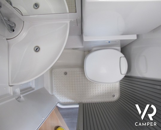 Knaus Van TI 550 MD: camper semintegrale usato di altissima qualità con garage posteriore, ottima dinette interna.