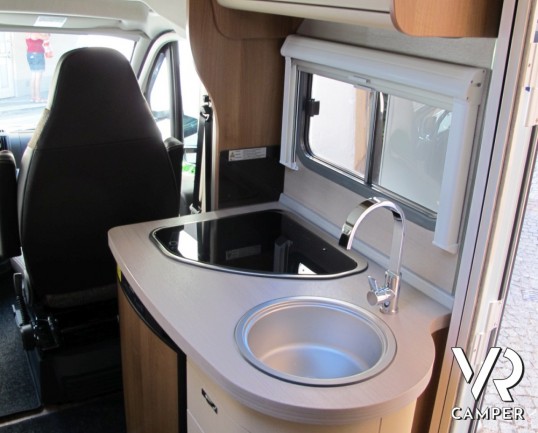 Knaus Van TI 550: semintegrale comodo per 2 persone, sotto i 6 metri di lunghezza con letto matrimoniale in coda e garage