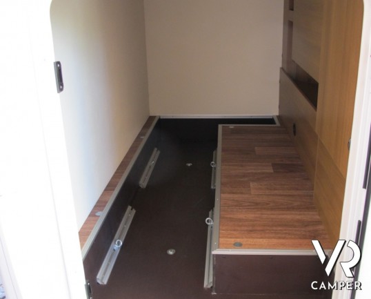 Knaus Van TI 550: semintegrale comodo per 2 persone, sotto i 6 metri di lunghezza con letto matrimoniale in coda e garage