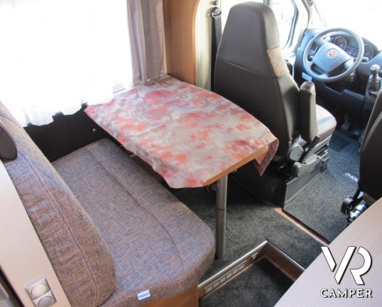 Knaus Van TI 550: semintegrale comodo per 2 persone, sotto i 6 metri di lunghezza con letto matrimoniale in coda e garage