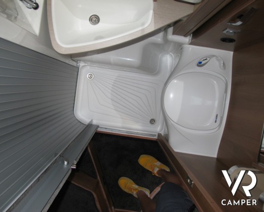 Knaus Van TI 550: semintegrale comodo per 2 persone, sotto i 6 metri di lunghezza con letto matrimoniale in coda e garage