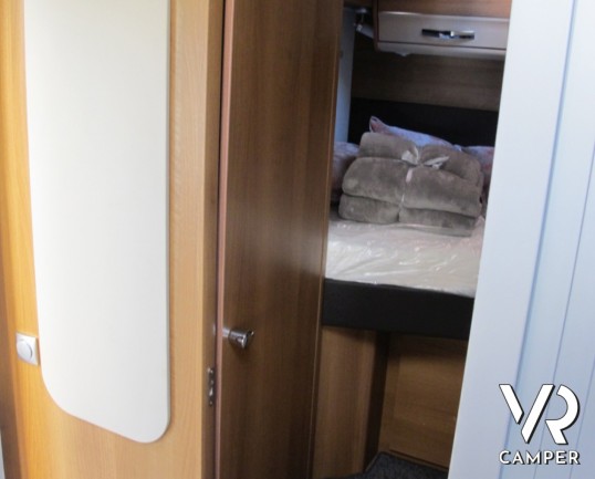 Knaus Van TI 550: semintegrale comodo per 2 persone, sotto i 6 metri di lunghezza con letto matrimoniale in coda e garage