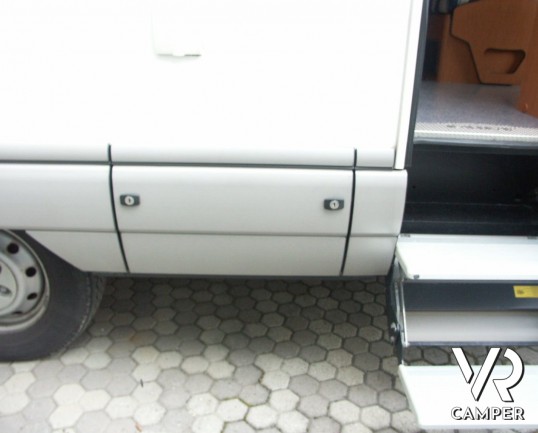 Laika Ecovip 10.1: mansardato compatto con doppio pavimento e letti a castello laterali. camper usati.