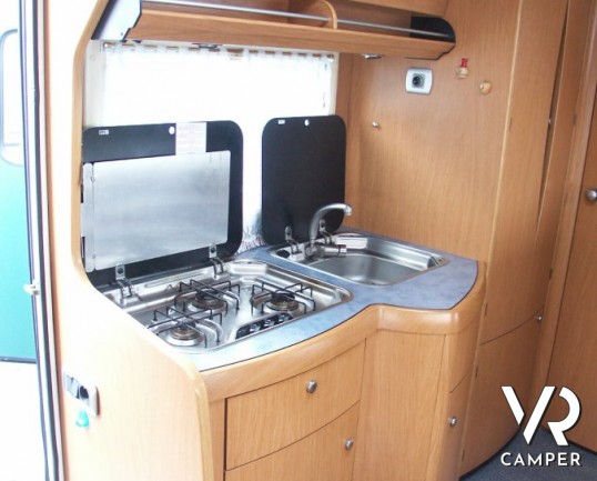 Laika Ecovip 10.1: mansardato compatto con doppio pavimento e letti a castello laterali. camper usati.