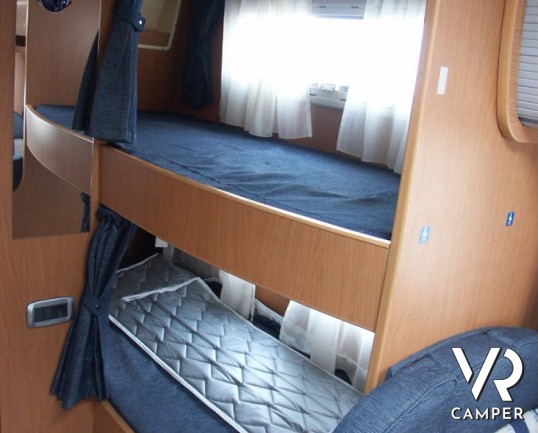 Laika Ecovip 10.1: mansardato compatto con doppio pavimento e letti a castello laterali. camper usati.