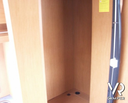 Laika Ecovip 10.1: mansardato compatto con doppio pavimento e letti a castello laterali. camper usati.