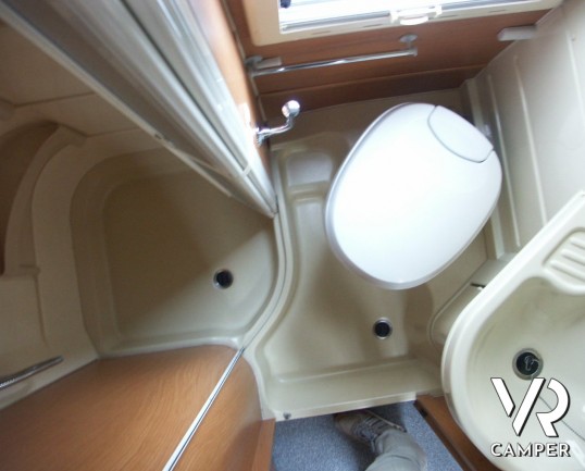 Laika Ecovip 10.1: mansardato compatto con doppio pavimento e letti a castello laterali. camper usati.