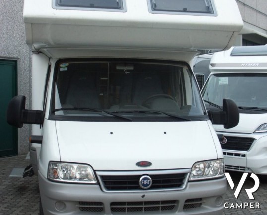 Laika Ecovip 10.1: mansardato compatto con doppio pavimento e letti a castello laterali. camper usati.