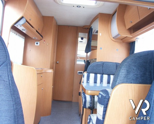 Laika Ecovip 10.1: mansardato compatto con doppio pavimento e letti a castello laterali. camper usati.