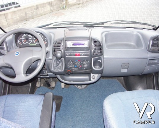 Laika Ecovip 10.1: mansardato compatto con doppio pavimento e letti a castello laterali. camper usati.