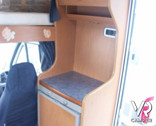 Laika Ecovip 10.1: mansardato compatto con doppio pavimento e letti a castello laterali. camper usati.