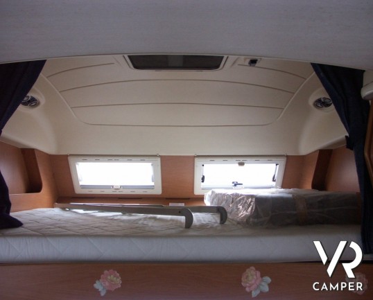 Laika Ecovip 10.1: mansardato compatto con doppio pavimento e letti a castello laterali. camper usati.