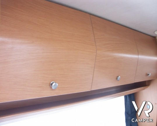 Laika Ecovip 10.1: mansardato compatto con doppio pavimento e letti a castello laterali. camper usati.