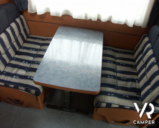 Laika Ecovip 10.1: mansardato compatto con doppio pavimento e letti a castello laterali. camper usati.