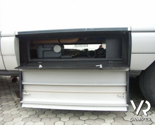 Laika Ecovip 2.1 Classic: camper usato con doppio pavimento e 7 posti letto. Mansarda, letti a castello laterali, doppia dinette.