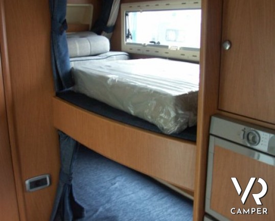 Laika Ecovip 2.1 Classic: camper usato con doppio pavimento e 7 posti letto. Mansarda, letti a castello laterali, doppia dinette.