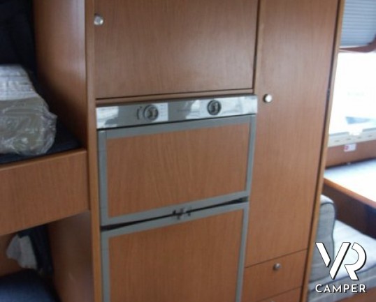 Laika Ecovip 2.1 Classic: camper usato con doppio pavimento e 7 posti letto. Mansarda, letti a castello laterali, doppia dinette.