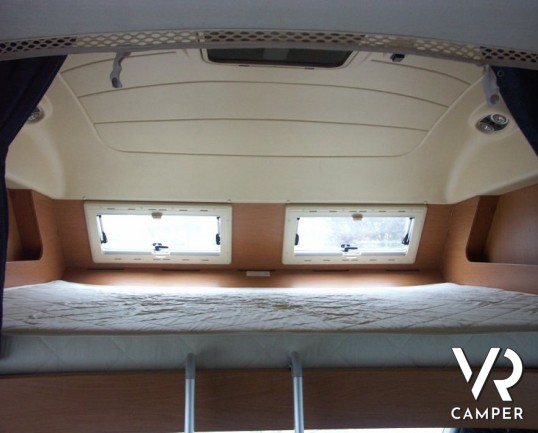 Laika Ecovip 2.1 Classic: camper usato con doppio pavimento e 7 posti letto. Mansarda, letti a castello laterali, doppia dinette.