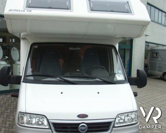 Laika Ecovip 2.1 Classic: camper usato con doppio pavimento e 7 posti letto. Mansarda, letti a castello laterali, doppia dinette.