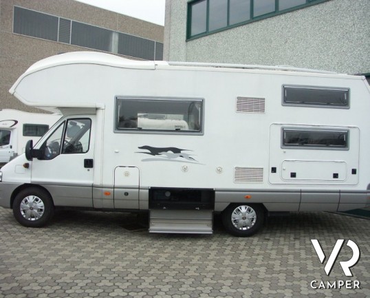 Laika Ecovip 2.1 Classic: camper usato con doppio pavimento e 7 posti letto. Mansarda, letti a castello laterali, doppia dinette.