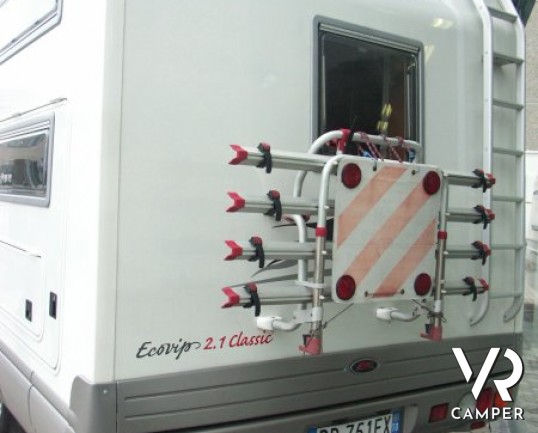 Laika Ecovip 2.1 Classic: camper usato con doppio pavimento e 7 posti letto. Mansarda, letti a castello laterali, doppia dinette.