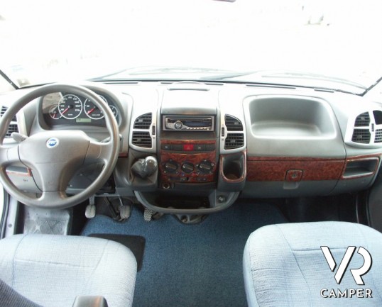 Laika Ecovip 2.1 Classic: camper usato con doppio pavimento e 7 posti letto. Mansarda, letti a castello laterali, doppia dinette.