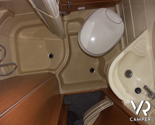 Laika Ecovip 2.1 Classic: camper usato con doppio pavimento e 7 posti letto. Mansarda, letti a castello laterali, doppia dinette.