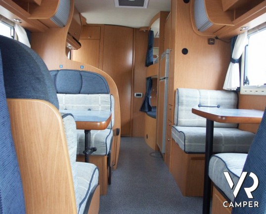 Laika Ecovip 2.1 Classic: camper usato con doppio pavimento e 7 posti letto. Mansarda, letti a castello laterali, doppia dinette.