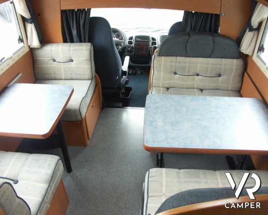 Laika Ecovip 2.1 Classic: camper usato con doppio pavimento e 7 posti letto. Mansarda, letti a castello laterali, doppia dinette.