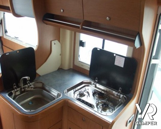 Laika Ecovip 2.1 Classic: camper usato con doppio pavimento e 7 posti letto. Mansarda, letti a castello laterali, doppia dinette.