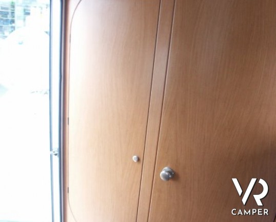 Laika Ecovip 2.1 Classic: camper usato con doppio pavimento e 7 posti letto. Mansarda, letti a castello laterali, doppia dinette.