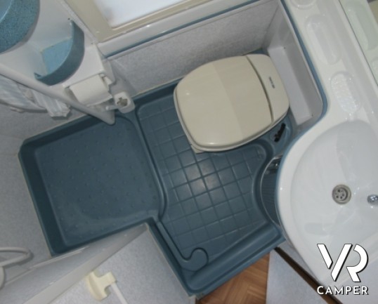 Laika Ecovip 200I: camper motorhome Laika usato con 7 posti letto, 5 posti omologati, doppia dinette, bagno con doccia separata e portamoto